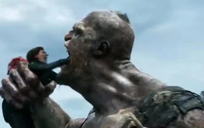 食人的巨人从天而降一口就能吃掉一个人类开始为所欲为