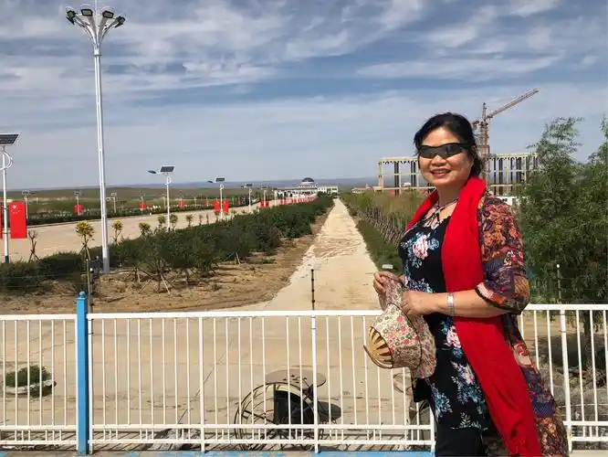 与遥远的中蒙哨所合影