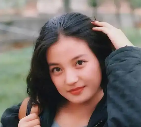 赵薇母亲魏启颖:儿子离婚分走5.2亿,女儿消失荧屏,丈夫也去世