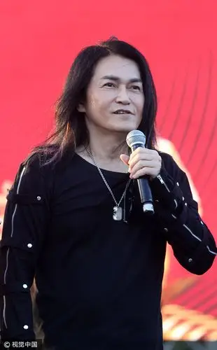 58岁"老爹" 迪克牛仔甩长发一脸皱纹显沧桑 盐城唱老歌强势来袭嗨翻