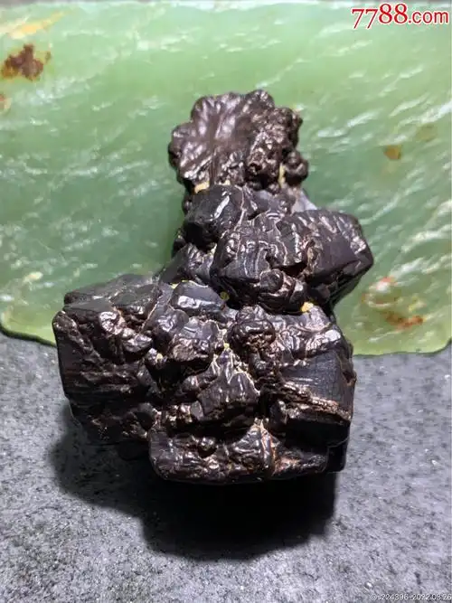 精美罕见戈壁立体纹黑金刚原石一块