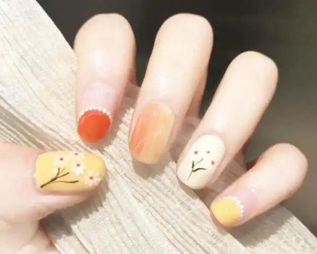 春日小雏菊手绘美甲 【图】