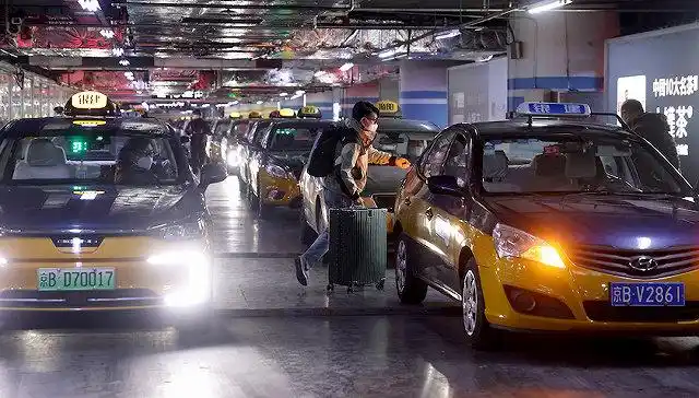 2023年1月7日,北京南站,旅客在抵京后准备乘坐出租车前往目的地.