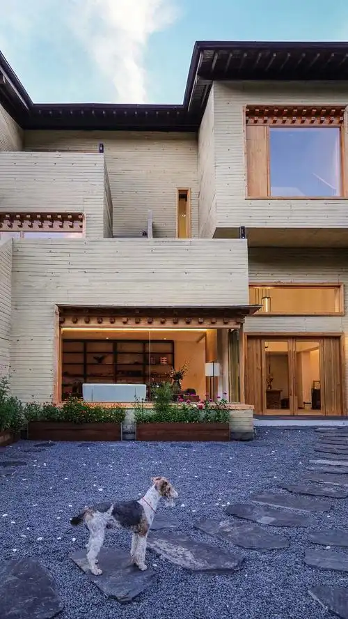 由于新建筑的场地被本土民居所围绕,即在聚落生态中建造新藏式建筑