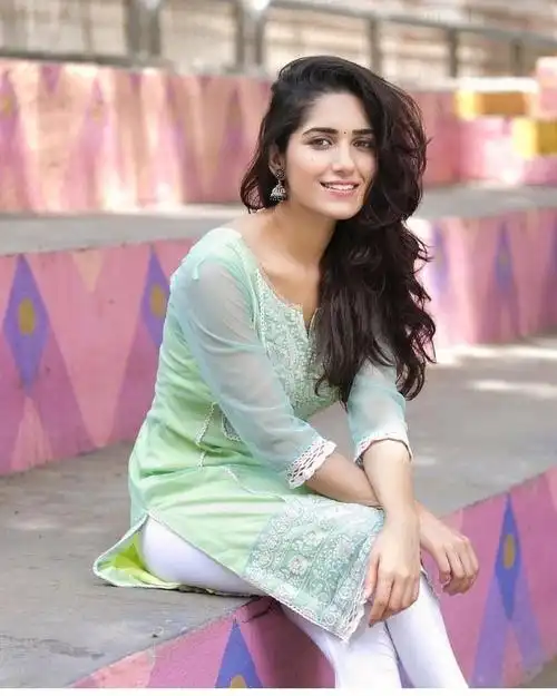 印度女星ruhanisharma