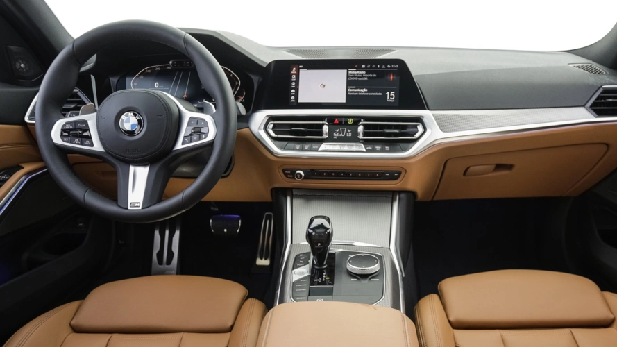 外媒认为不排除新款3系换装宝马最新的贯穿式曲面双联屏内饰的可能性