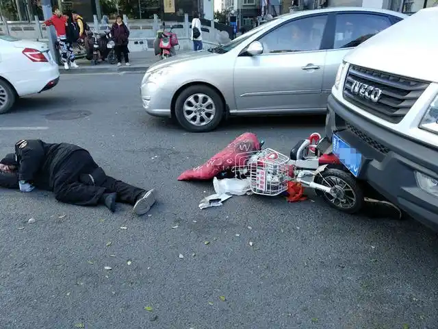 太原一路口发生车祸,老人被车撞倒地不起鼻口流血