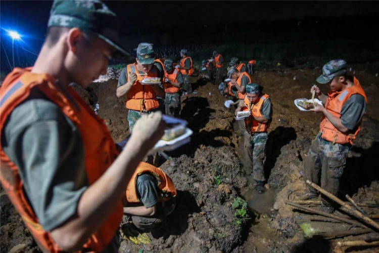 第71集团军驰援含山县抗洪抢险_安徽省退役军人事务厅