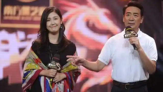 寇振海与小24岁娇妻罕见同台,真人原来长这样,难怪看不上王琳!