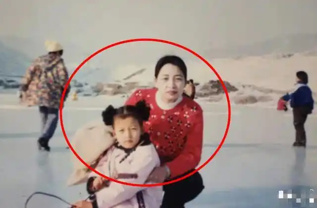 孙怡晒妈妈年轻时照片看见孙怡小时候的模样后有无整容很明显