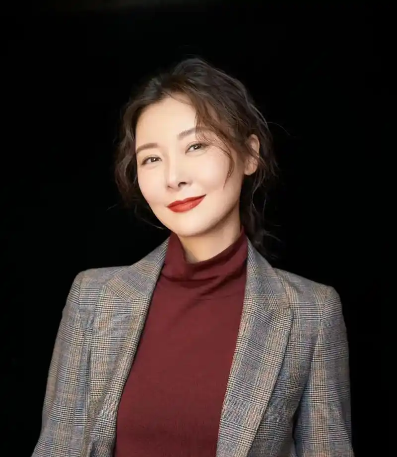 演员柯蓝:23岁年薪百万,为何50岁依旧未婚?