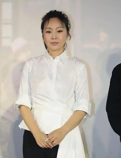 闫妮越老越有味道裙子上下都露肉却看着一点不胖大腿真紧实