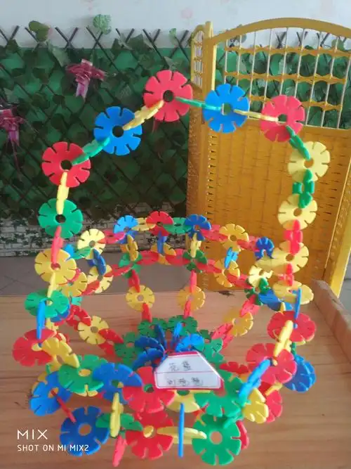 月亮湾社区朝阳路幼儿园——雪花片拼插活动