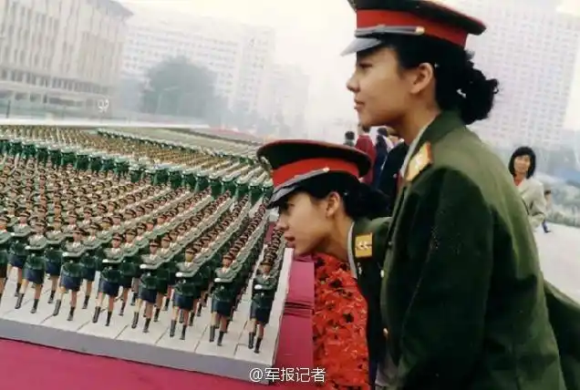 建国50周年阅兵式女兵方队双胞胎姐妹领队近照