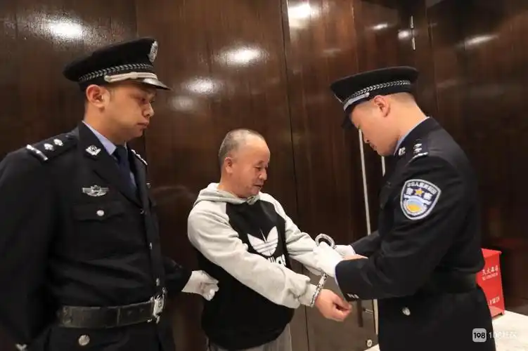 这个男人终于被押回国