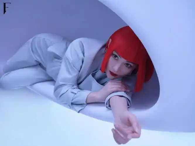 张馨予双面ai大片流出红色短发配绑带长靴秒变人间芭比娃娃