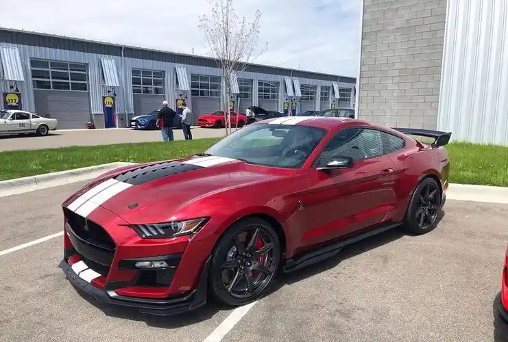 全新福特野马gt500马力十足