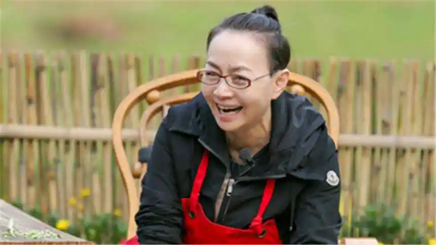 宋丹丹跟儿子一起录节目穿潮服扎小啾啾时髦的不像个老年人