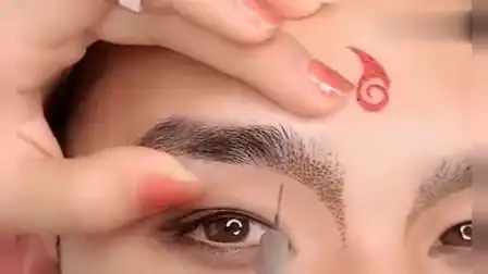 这年头男生比女生还要精致,连鼻影都是纹的,这下省下化妆了!