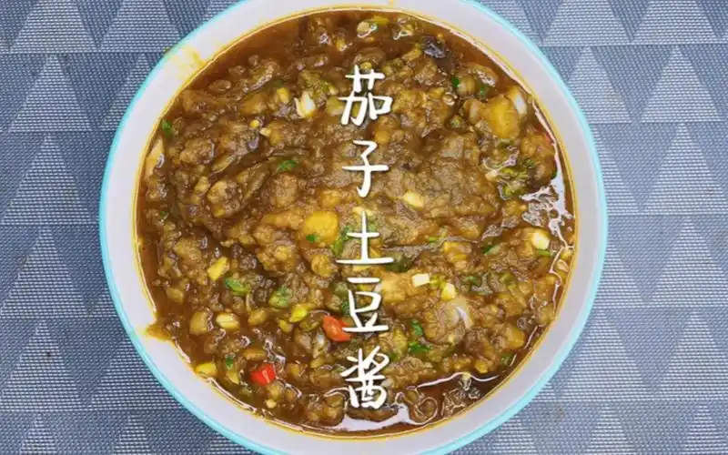 过年大鱼大肉吃多了,来上这么一份茄子土豆酱,拌上米饭你就吃去吧
