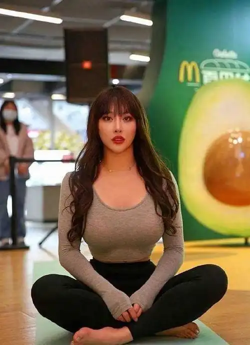 中国最美"臀后"宋昱欣,肉感曲线身材,与卡戴珊对比,谁更胜?