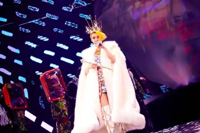 蔡依林演唱会造型太圈粉了,毛绒大衣配皇冠,女王范儿十足!