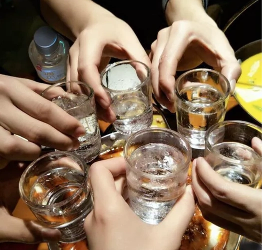 原创男人们偷偷喝酒还在找这样的借口老婆们听完可能都会觉得尴尬