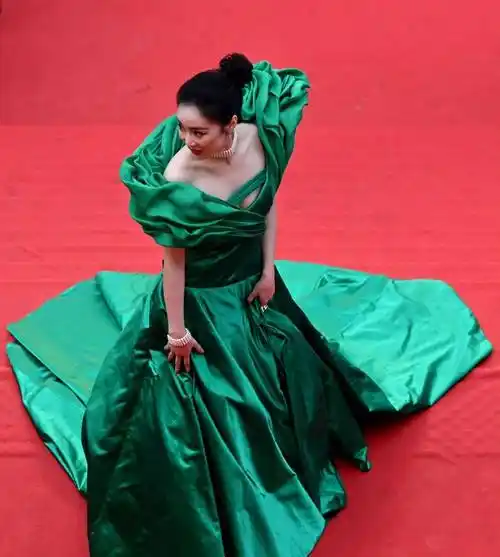 红毯衣品最好的四位女明星,不袒胸露背,不遮遮掩掩,却艳压群芳_魅力