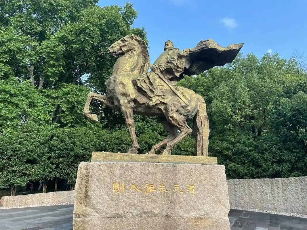 拜谒南京明孝陵.明孝陵是明朝开国皇帝朱元璋和皇后马氏的合葬陵 - 抖