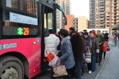 12月21日清晨,汽车客运西站,乘客有序排队乘坐29路公交车前往小庙方向