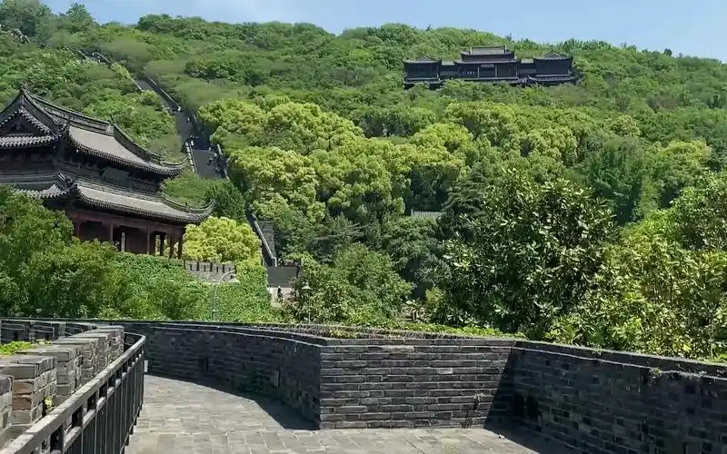 古城墙上看常熟虞山风景
