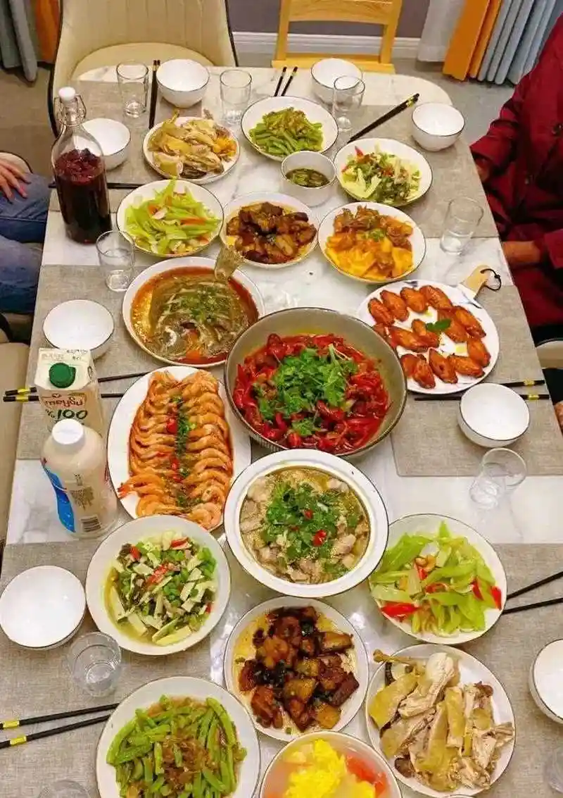 上个婆婆69岁大寿,我做了一桌子菜邀请家人一起吃,花了500多,买了一个