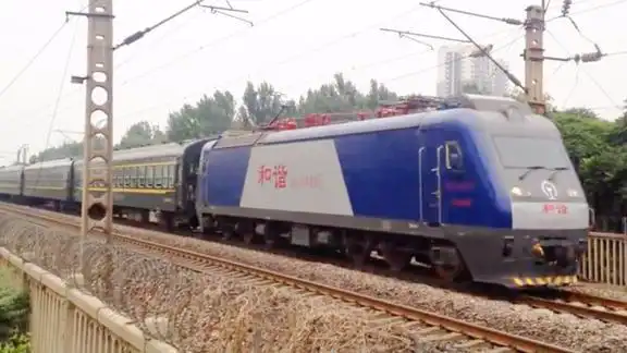 天津开往涉县的绿皮火车hxd3牵引4481次列车通过邯郸段