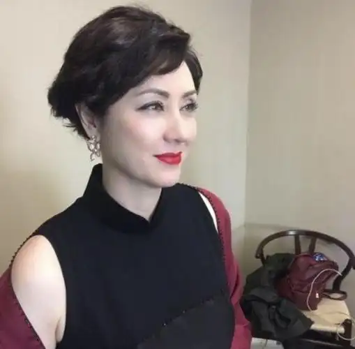 洪金宝眼光真毒,56岁老婆穿黄金裙好贵气,1米7站他身边还高一截