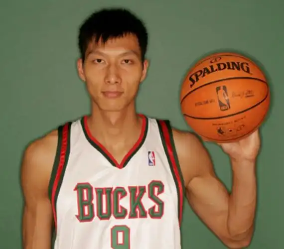 回顾易建联27岁娶巴西足球宝贝36岁退役生两儿子成人生赢家