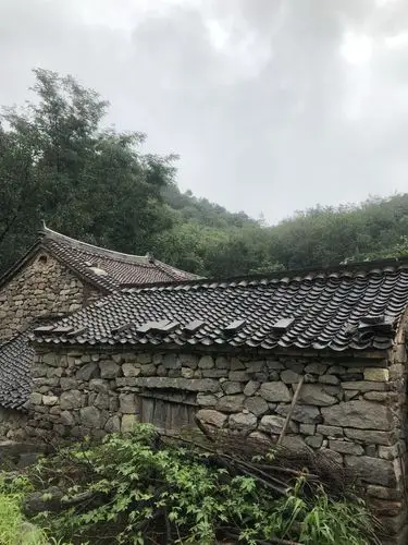 老乡说,房上的瓦片都是村民自己烧的