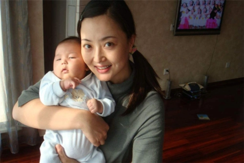 她曾暗恋王志文,与央视名嘴闪婚又离,如今47岁终获幸福