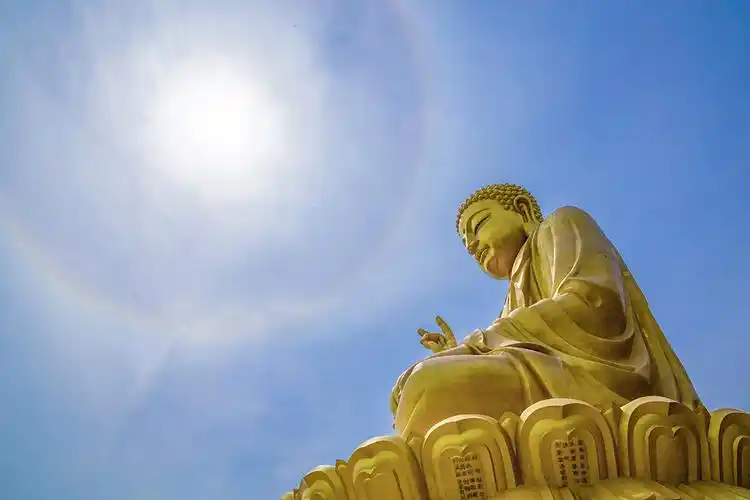 让我联想到佛光,于是来到大佛底下寻找合适的角度,构思佛光普照的效果