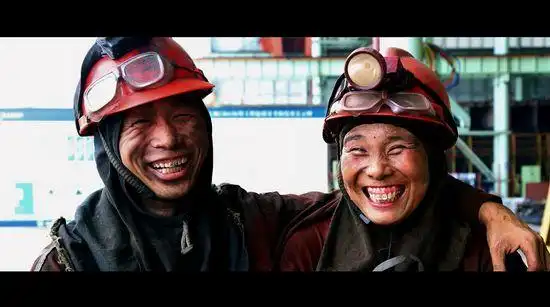 纪录电影港珠澳大桥在港珠澳首映反响热烈