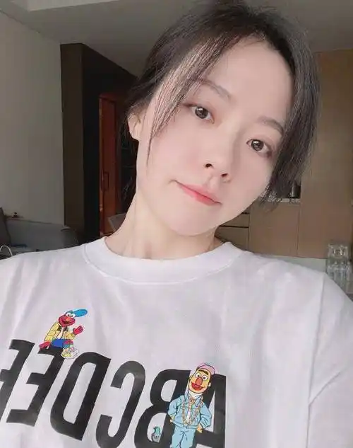 张靓颖晒素颜怼脸自拍 皮肤吹弹可破状态佳