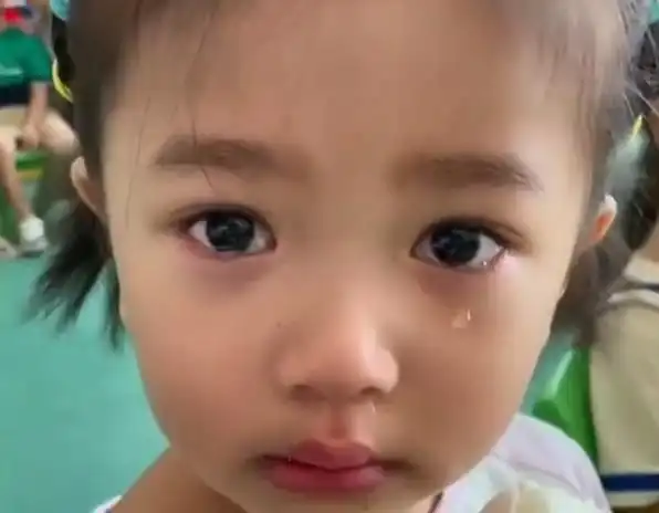 近日 , 在湖北武汉 , 有一个委屈巴巴的小女孩走红了 .