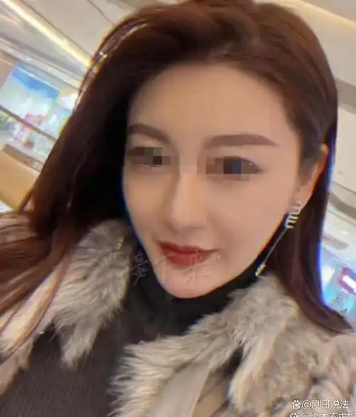 保时捷女司机撞车后砸门叫嚣我老公是国足的某人妻子不淡定了