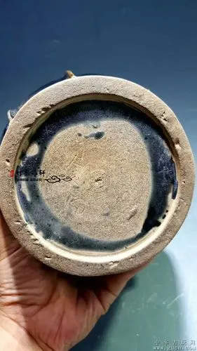 定窑黑定长颈瓶