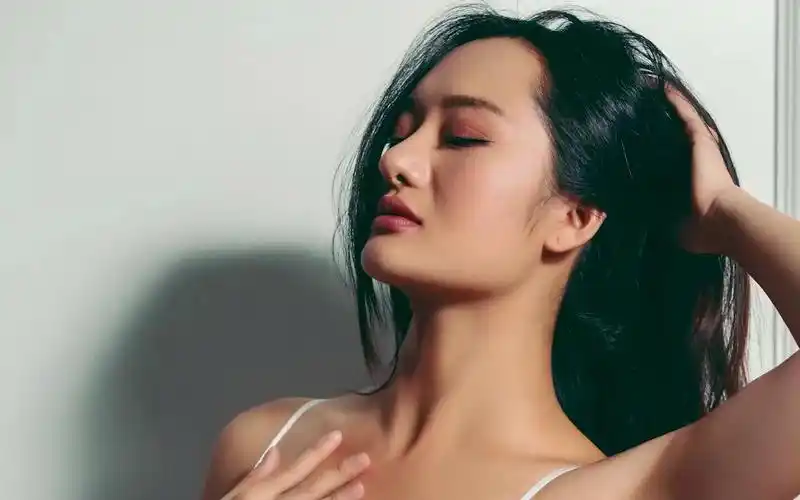 【4k ai人像】房间里的一个熟女-写真集