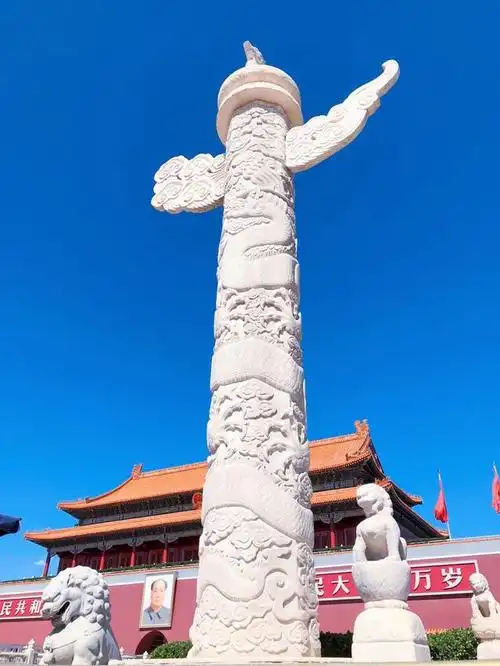 北京天安门的不远处是人民纪念碑