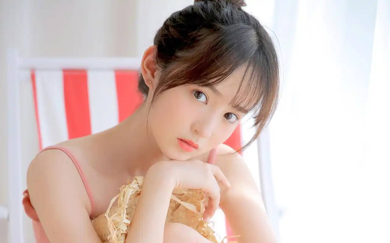 白嫩吊带少女私房性感写真图片壁纸