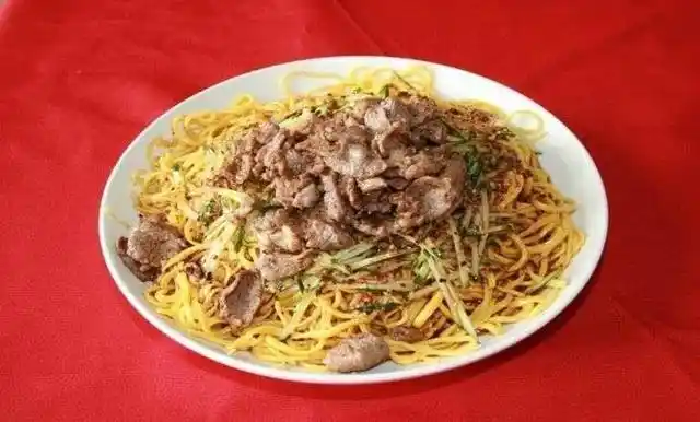 新疆凉面又叫黄面,因其色黄而得名,维吾尔语叫"赛