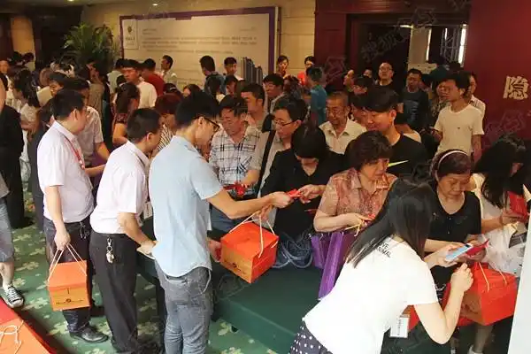 领取礼品的客户络绎不绝