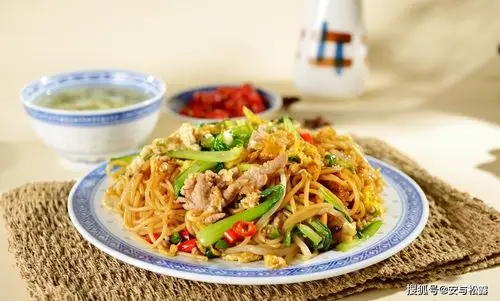 鸡蛋肉丝炒粉,顺滑爽口,懒人营养早餐可做夜宵,10分钟快手美食