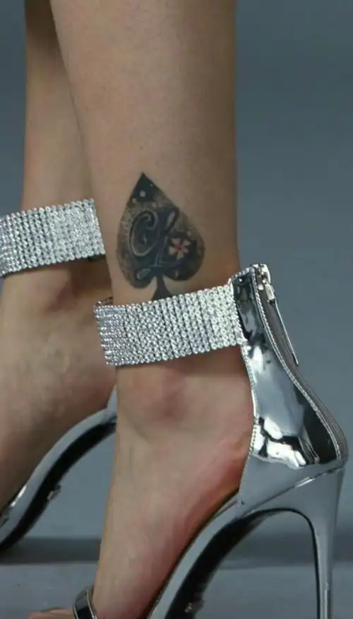 众所周知,扑克中的四种花色是:红心,黑桃,梅花和方块.